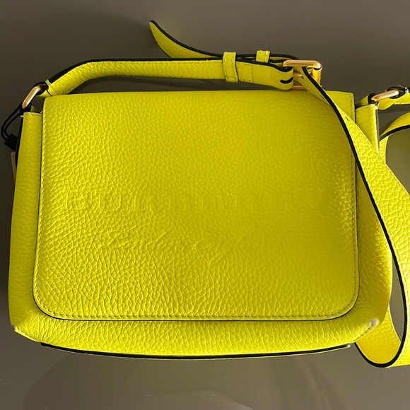Women's Small Burberry Crossbody Bag In Neon Yellow Grained Calfskin - Picture 2 of 14
